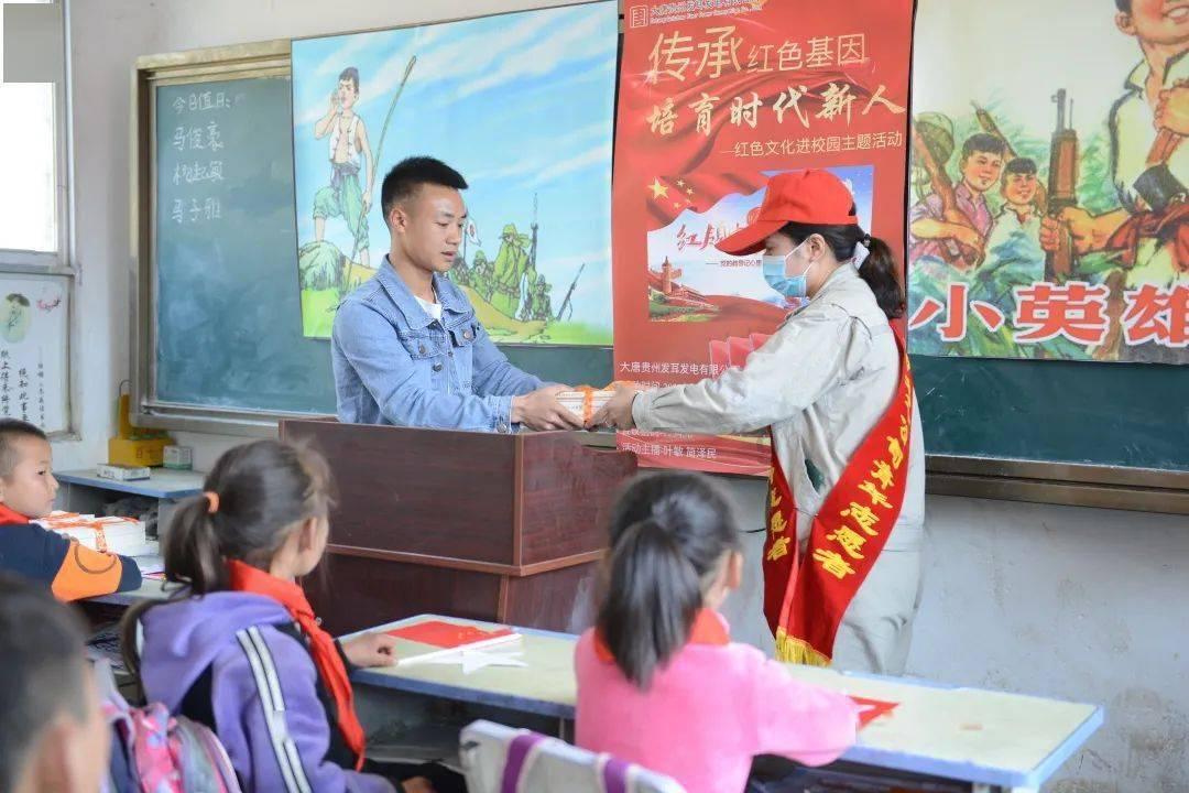 可爱啄木鸟逃脱